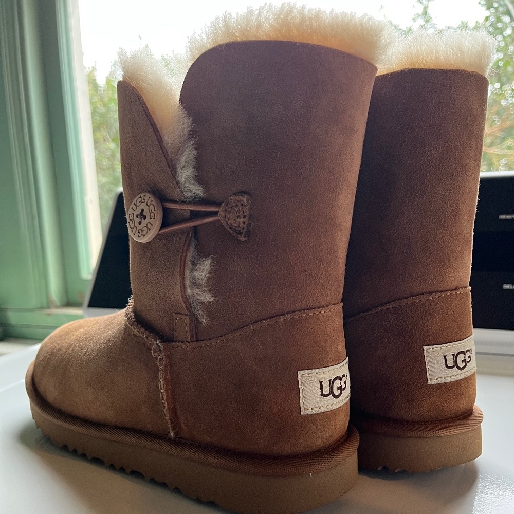 UGG Bailey Button (Chestnut)